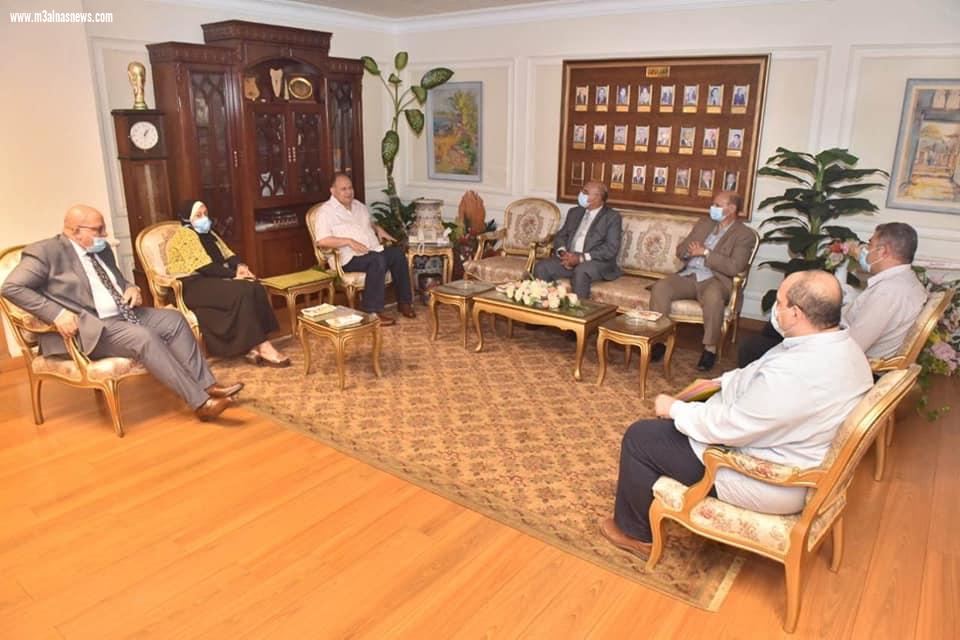 محافظ أسيوط يلتقي رئيس شركة 